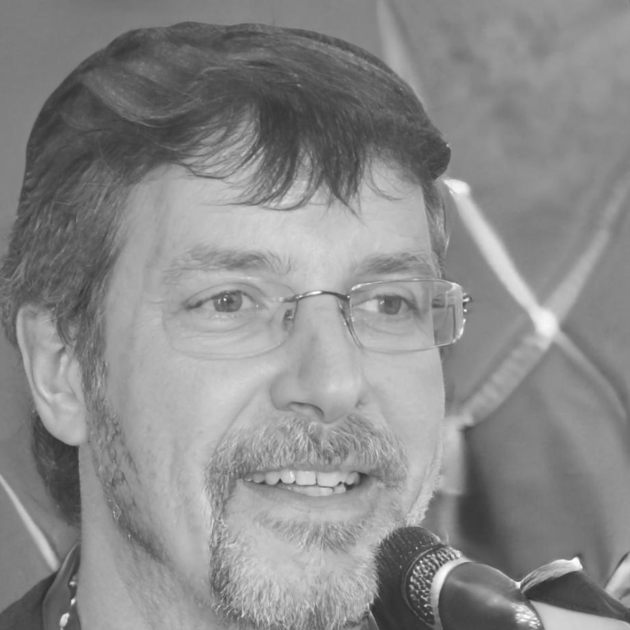 Retrato profesional de Aurelio Mendoza